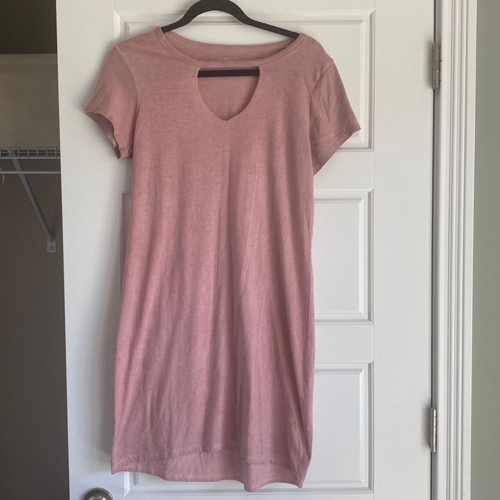 Almost Famous t-shirt dress. Size L. 60% cotton 40% polyester. Heathered pink.